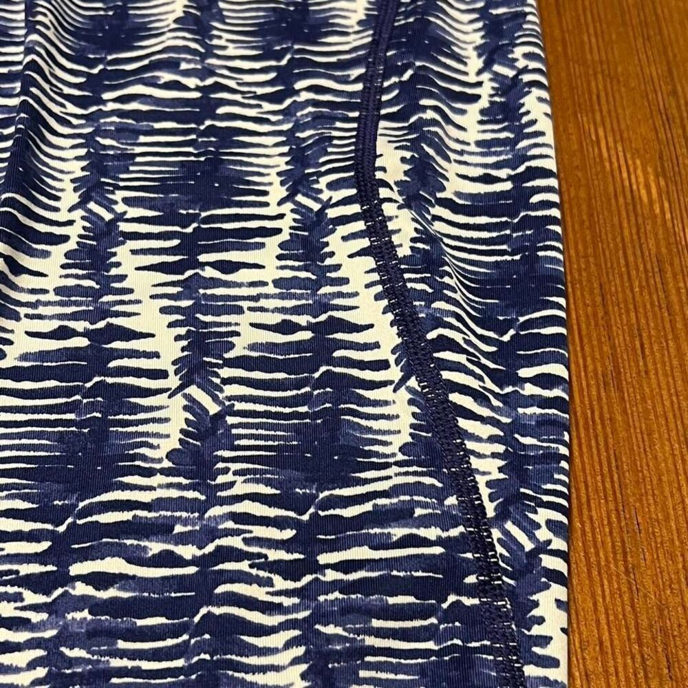 Vineyard Vines Watercolor Lines Printed Performance Leggings - Picture 2 of 5